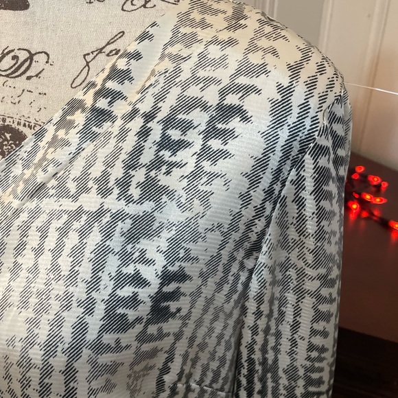 NWT Coldwater Creek Ivory Black Ruffle Silky Blouse ~ M 10/12 - Picture 3 of 5